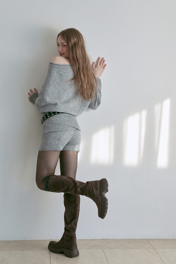 세실 미니멀 스판 롱 부츠 5CM (Cecile Minimal Span Long Boots 롱 부츠 5CM -VA9062)는 여성용 롱 부츠입니다. 부드러운 합성가죽 소재에 라운드 토 디자인으로 편안함을 더했으며, 5cm 청키힐이 안정적인 착화감을 선사합니다. 미니멀한 디자인과 무지 패턴으로 출근룩, 모임룩, 데이트룩 등 다양한 TPO에 활용할 수 있으며, 클래식, 미니멀, 시크 스타일을 연출하기 좋습니다. 블랙과 브라운 두 가지 색상으로 출시되어, 가을, 겨울 시즌에 따뜻하고 세련된 스타일을 완성해 보세요. 지퍼 여밈으로 신고 벗기 편리합니다.
