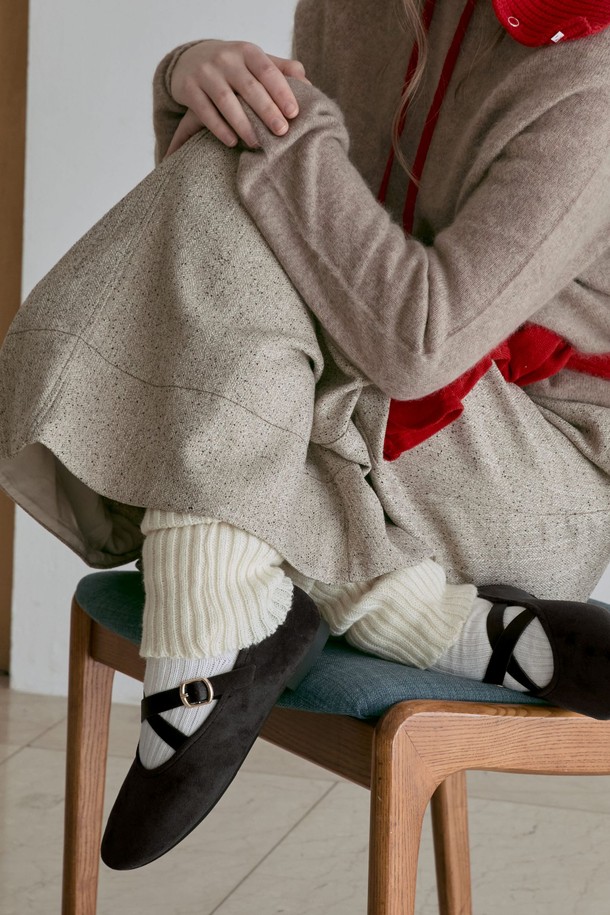 Aria 크로스 스트랩 플랫슈즈 2CM -VA9055는 여성용 플랫슈즈입니다. 부드러운 스웨이드 소재와 2CM 플랫 굽으로 편안한 착용감을 선사하며, 라운드 토우 디자인과 크로스 스트랩이 발을 안정적으로 잡아줍니다. 봄, 여름, 가을 계절에 데이트룩, 모임룩, 미니멀, 클래식, 캐주얼 스타일 모두 소화 가능한 아이템입니다. 2가지 색상으로 출시되어 다양한 룩에 매치하기 좋습니다.
