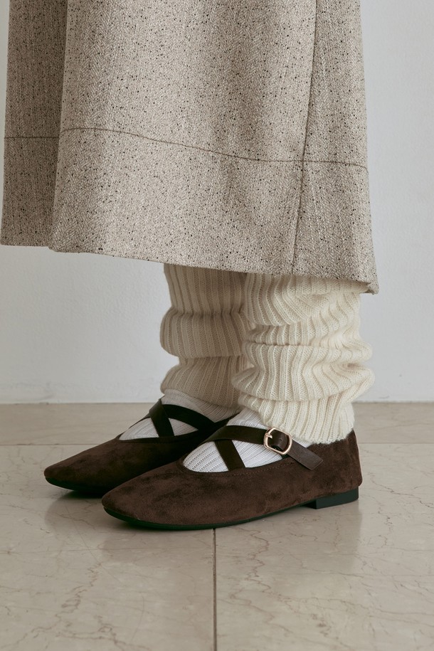 Aria 크로스 스트랩 플랫슈즈 2CM -VA9055는 여성용 플랫슈즈입니다. 2CM 굽 높이에 라운드 앞코로 디자인되었으며, 일상, 데이트룩, 모임룩 등 다양한 TPO에 활용할 수 있습니다. 미니멀, 클래식, 걸리시 스타일을 연출하기 좋으며, 블랙과 화이트 두 가지 색상으로 출시되었습니다. 합성가죽 소재에 크로스 스트랩 디자인이 특징이며, 편안한 착용감을 선사합니다. 봄, 여름, 가을 계절에 맞춰 즐겨 신을 수 있습니다.
