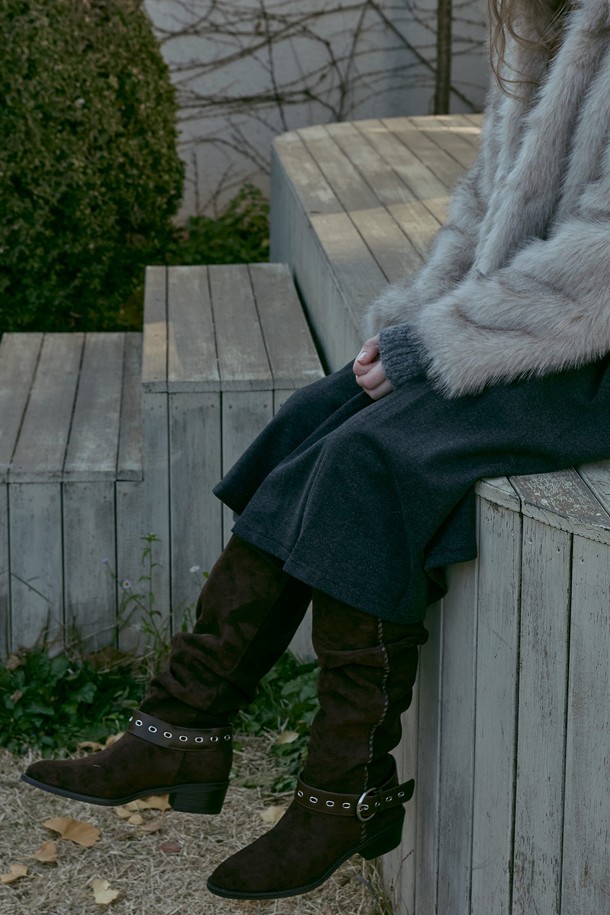 Giesel (지젤) 벨티드 웨스턴 부츠 스웨이드 웨스턴 부츠 4.5CM -VA9063는 여성용 웨스턴 부츠입니다. 부드러운 스웨이드 소재에 4.5cm 웨지힐을 적용하여 편안함과 스타일을 동시에 잡았습니다. 라운드 앞코와 미드컷 탑라인이 세련된 실루엣을 연출하며, 벨트 디테일이 포인트로 더해져 클래식, 미니멀, 캐주얼 룩에 모두 잘 어울립니다. 브라운, 블랙 두 가지 컬러로 제공되어 다양한 데이트룩과 모임룩에 활용하기 좋습니다. 가을, 겨울 시즌에 따뜻하고 멋스럽게 연출해보세요.
