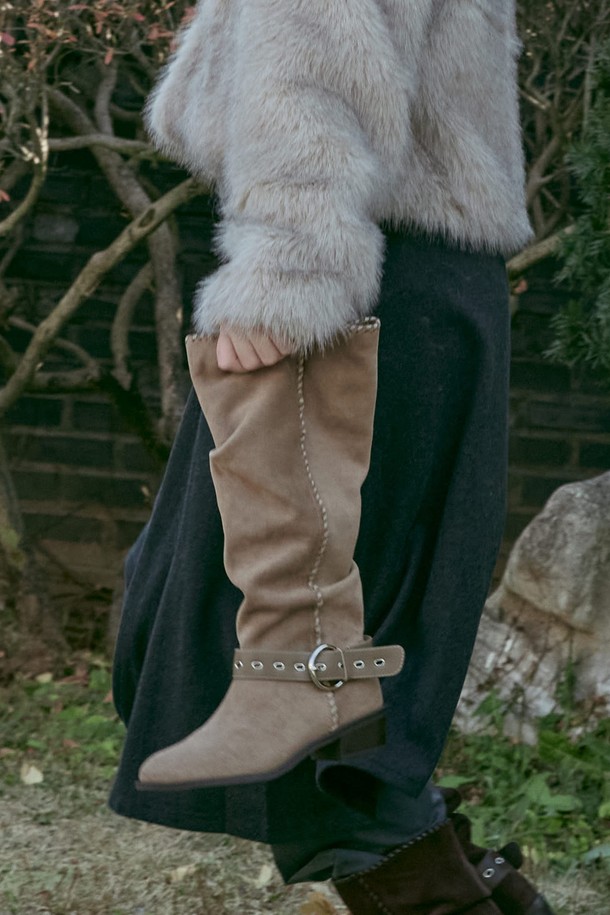 Giesel (지에젤) 벨티드 웨스턴 부츠 스웨이드 웨스턴 부츠 4.5CM -VA9063 (2color)는 여성용 신발입니다. 부드러운 스웨이드 소재에 뾰족한 앞코 디자인과 4.5cm 청키힐 굽으로 시크한 매력을 더했습니다. 벨티드 디테일과 버클 장식이 돋보이며, 베이지와 블랙 두 가지 색상으로 출시되었습니다. 미드컷 탑라인으로 다리 라인을 더욱 돋보이게 하며, 가을, 겨울철 데이트룩, 모임룩, 출근룩 등 다양한 TPO에 클래식, 미니멀, 시크 스타일을 연출하기 좋습니다.
