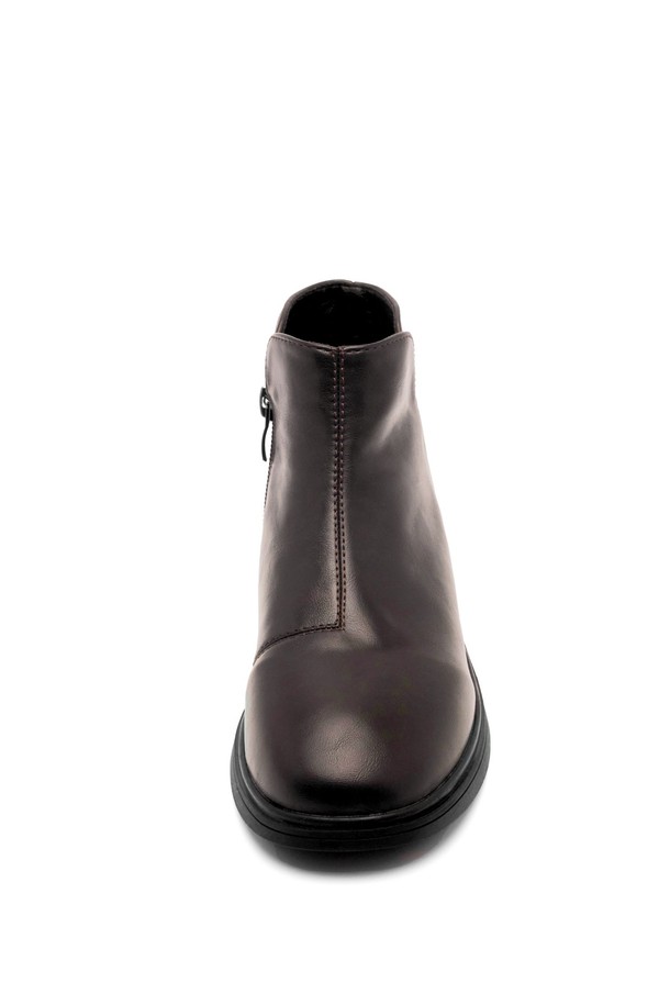 Serie Minimal Ankle Boot (세리에 미니멀 앵클 부츠)는 안감 기모 처리로 따뜻하게 착용 가능한 여성 앵클 부츠입니다. 라운드 앞코와 3.5cm 로우힐 굽으로 편안함을 강조했으며, 미니멀 디자인과 베이직 스타일로 다양한 룩에 활용하기 좋습니다. 블랙과 브라운 두 가지 색상으로 출시되어, 출근룩을 포함한 일상 속에서 미니멀하고 클래식한 분위기를 연출할 수 있습니다. 슬립온 형태로 간편하게 신고 벗을 수 있으며, 가을, 겨울 시즌에 어울리는 부츠입니다. 합성가죽 소재로 제작되었습니다.
