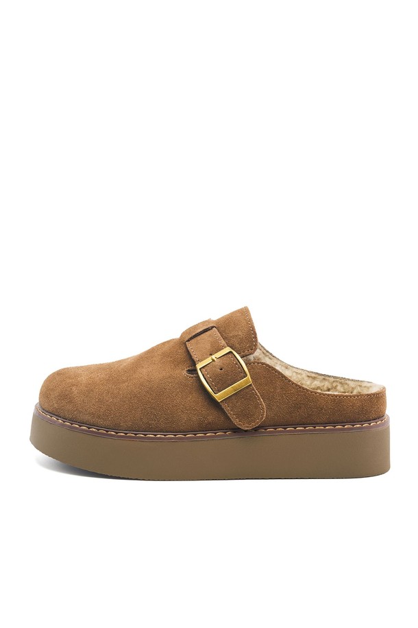 Bleubon(블루본) 소가죽 스웨이드 슬리퍼 UA9083CA는 부드러운 소가죽 스웨이드 소재로 제작되어 가을, 겨울철 따뜻함과 세련된 스타일을 동시에 선사합니다. 3.5cm 로우힐 굽과 라운드 토 디자인은 편안한 착용감을 제공하며, 퍼 안감과 5mm 라텍스 쿠션 인솔로 보온성과 쿠셔닝을 더했습니다. 핸드메이드 제작과 스티치 웰트 디테일이 돋보이며, 카키 그레이, 카멜, 카카오 3가지 색상으로 출시되어 출근룩, 모임룩 등 다양한 TPO에 활용 가능합니다. 유연한 TR 몰드 아웃솔과 경량 디자인으로 편안한 착용감을 제공하며, 클래식, 미니멀, 캐주얼 스타일 모두 소화 가능한 데일리 슬리퍼입니다.
