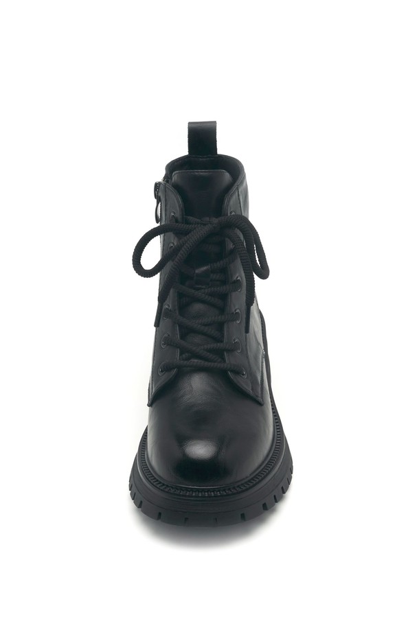 Etre Race Up Walker Boots 워커 부츠 5CM -VA9057 (2color)는 여성용 워커 부츠입니다. 아이보리와 블랙 두 가지 색상으로 제공되며, 라운드 토우 디자인과 5cm 통굽으로 제작되어 편안한 착용감을 선사합니다. 합성가죽과 스웨이드 소재를 사용하여 가을, 겨울철에 따뜻하게 신을 수 있으며, 미드컷 탑라인과 레이스업, 측면 지퍼, 스티치 디테일, 유연한 몰드 아웃솔이 특징입니다. 안감은 스웨이드로 마감되었으며, 무지 디자인으로 출근룩, 모임룩, 클래식, 미니멀, 캐주얼 스타일 모두 소화 가능합니다.
