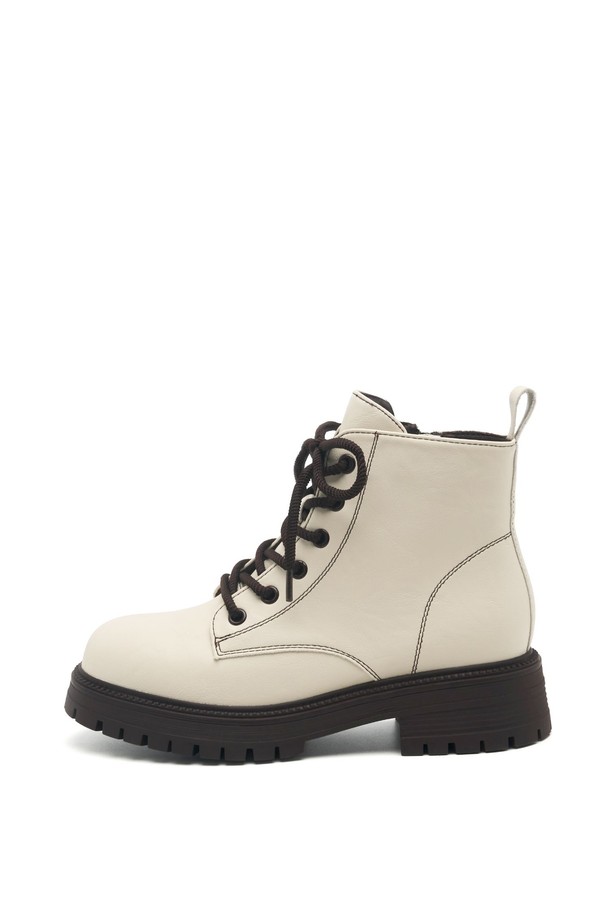 Etre Race Up Walker Boots 워커 부츠 5CM -VA9057는 여성용 워커 부츠입니다. 아이보리와 블랙 두 가지 색상으로 제공되며, 가을, 겨울 계절에 착용하기 좋습니다. 라운드토 디자인에 합성가죽과 스웨이드 소재를 사용하여 클래식, 미니멀, 캐주얼 스타일을 연출할 수 있습니다. 5cm 통굽에 스웨이드 안감, 스티치 패턴, 레이스업 및 사이드 지퍼 여밈으로 편안한 착용감을 선사하며, 출근룩, 모임룩에 활용하기 좋습니다. 발볼이 넓게 제작되어 편안하며, 쿠션감 있는 아웃솔과 유연한 몰드 아웃솔이 특징입니다.
