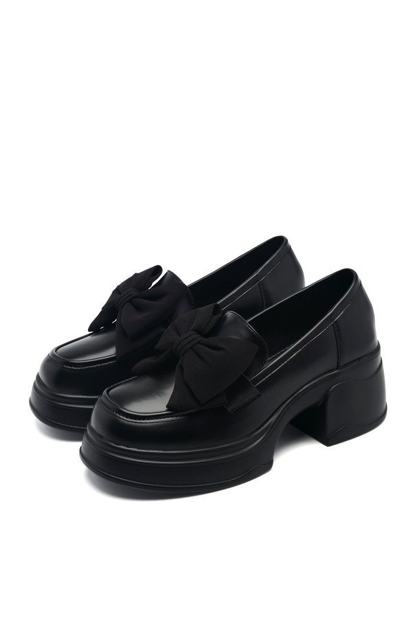 Roven Bigbow (로벤 빅보우) 리본 플랫폼 로퍼 6.5cm -UA9050은 여성용 로퍼입니다. 블랙과 아이보리 두 가지 색상으로 출시되었으며, 일상 및 캐주얼 스타일에 적합합니다. 라운드 토우 디자인에 6.5cm 플랫폼 굽으로 제작되었으며, 비건 가죽 및 합성가죽을 사용하여 사계절 내내 착용 가능합니다. 슬립온 스타일로 편안하게 신을 수 있으며, 리본 디테일이 특징입니다. 라텍스 쿠션 인솔과 ZE-RUN 솔라이트 폼 아웃솔을 사용하여 편안한 착용감을 제공하며, 핸드크래프트 제작으로 완성도를 높였습니다. 데이트룩, 쇼핑룩에 미니멀, 클래식, 캐주얼 스타일로 연출하기 좋습니다.
