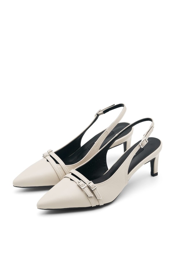 Voil의 스퀘어 포인트 슬링백 펌프스는 비건/합성 가죽 소재로 제작되었으며, 6cm의 미들힐과 유연한 착화감을 제공하는 FLEXIBLE 몰드창을 사용하여 편안한 일상 착용이 가능합니다. 아이보리와 블랙 두 가지 색상으로 제공되며, 무지 패턴과 슬링백 디자인이 특징입니다. 수작업으로 제작된 프리미엄 핸드메이드 슬링백 펌프스로, 봄, 여름 시즌에 잘 어울립니다.
