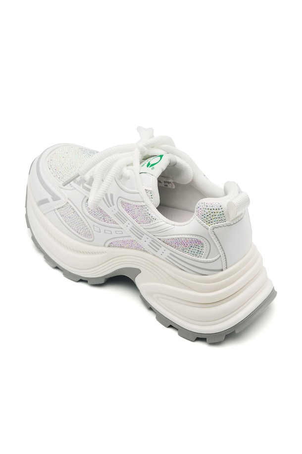 코셔 스니커즈 - CL0701 (2 color)는 여성용 스니커즈로, 일상 및 캐주얼한 스타일에 적합합니다. 아이보리, 실버 두 가지 색상으로 출시되었으며, 봄, 여름, 가을 계절에 활용하기 좋습니다. 라운드 앞코와 6.5cm 통굽 디자인이 특징이며, 메쉬, 폴리에스테르, 천연 PU 레더 소재를 사용하여 편안함과 스타일을 동시에 잡았습니다. 멀티레이어 컬러와 크리스탈컷 주얼리 장식이 돋보이며, 메모리폼 인솔, 미끄럼 방지 기능, 통기성, 구조적 아웃솔 디자인으로 활동성을 높였습니다. 데이트룩, 쇼핑룩 등 다양한 TPO에 캐주얼, 미니멀, 스포티 스타일을 연출해보세요.
