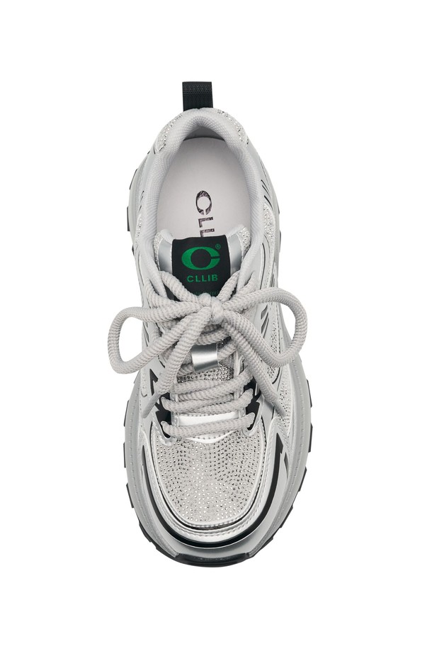 COSHER 스니커즈 - CL0701 (2color)는 여성용 운동화로, 일상 및 캐주얼 스타일에 적합합니다. 아이보리, 실버 두 가지 색상으로 출시되었으며, 봄, 여름, 가을 계절에 착용하기 좋습니다. 6.5cm 통굽으로 제작되었으며, 라운드 앞코와 멀티레이어 아웃솔, 크리스탈 컷 주얼리 장식이 특징입니다. 메쉬, 폴리에스테르, 천연 PU가죽, 고무 등의 소재를 사용하여 편안함과 스타일을 동시에 잡았습니다. 일상 속 동네 마실룩, 쇼핑룩에 캐주얼, 미니멀, 스포티한 매력을 더해보세요.
