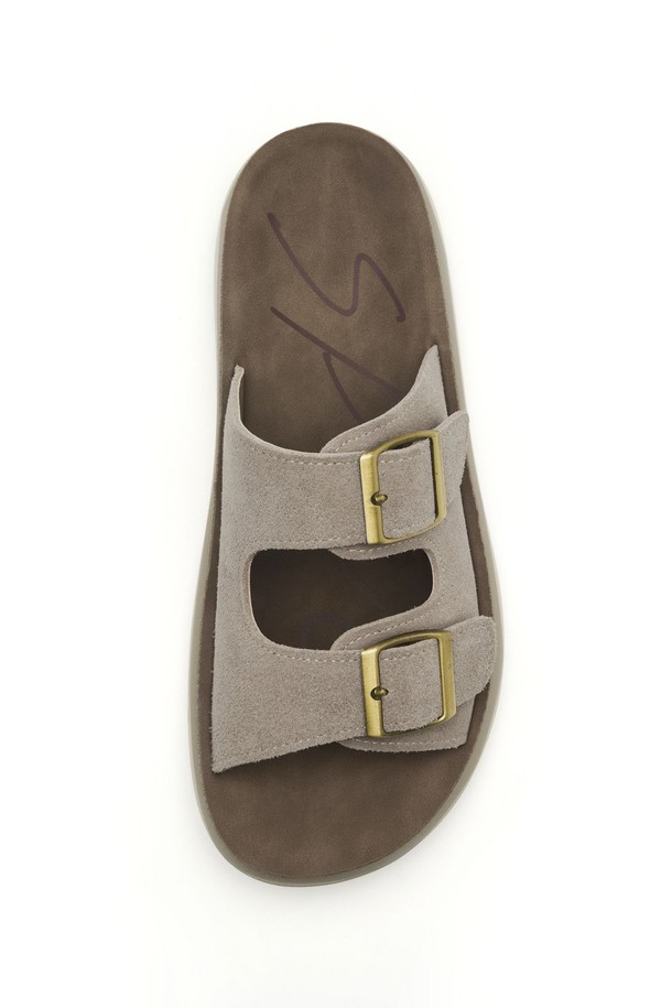 Real Leather Natural Desert 샌들 3cm -VS9047 (2color)는 천연 카우하이드 스웨이드와 소가죽을 사용하여 부드러운 착화감을 제공하며, 라운드 토우 디자인으로 여성스러운 실루엣을 연출합니다. Sand Beige와 Mocha 컬러로 출시되어 다양한 스타일에 매치하기 좋으며, 3cm 로우힐 굽과 ZE-RUN Solight 아웃솔, 라텍스 중창의 조합으로 편안한 착용감과 충격 흡수 기능을 갖췄습니다. 버클 여밈 방식과 핸드메이드 제작으로 섬세함을 더한 데일리 샌들입니다.
