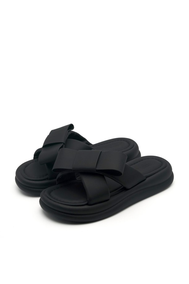 Goa Big Bow Softly 샌들 3.5cm -VS9054는 여성스러운 빅보우 디자인이 돋보이는 오픈토 샌들입니다. 실버와 블랙 두 가지 색상으로 출시되었으며, 3.5cm 로우힐 굽에 라텍스 중창과 ZERUN Solight™ 아웃솔을 더해 쿠셔닝과 충격 흡수 기능을 제공하여 편안한 착화감을 선사합니다. 일상에서 세련되게 연출하기 좋은, 봄, 여름 시즌을 위한 필수 아이템입니다.
