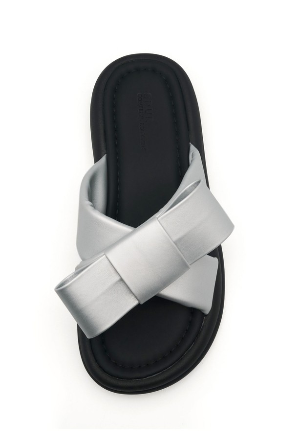 Goa Big Bow Softly 샌들 3.5cm -VS9054는 부드러운 합성가죽 소재에 빅보우 디테일과 로우힐 굽으로 여성스러운 매력을 더한 오픈토 샌들입니다. 편안한 착용감을 위한 소프트 쿠션과 크로스 탑라인 디자인으로, 여름철 일상에서 시원하고 스타일리시하게 연출할 수 있습니다. 화이트와 블랙 두 가지 컬러로 출시되어, 다양한 스타일에 맞춰 폭넓게 활용 가능합니다.
