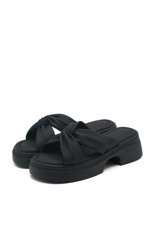 Roa Wrinkle & Softly Flatform 샌들 VS9058은 여름철 일상에서 편안하게 착용하기 좋은 여성 샌들입니다. 부드러운 합성가죽 소재에 주름 디테일이 더해져 세련된 디자인을 자랑하며, 5cm 플랫폼 굽이 다리 라인을 더욱 돋보이게 합니다. 블랙 컬러에 오픈형 탑라인으로 시원하고 편안한 착용감을 선사합니다.
