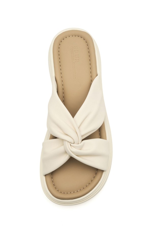 Roa Wrinkle & Softly Flatform 샌들 VS9058은 봄, 여름에 어울리는 여성용 샌들입니다. 라운드 앞코 디자인에 5cm 플랫폼 굽으로 편안함과 스타일을 동시에 잡았으며, 부드러운 합성가죽 소재와 리본 장식이 특징입니다. 화이트, 레드의 두 가지 컬러로 제공되며, 일상에서 폭넓게 활용할 수 있습니다.
