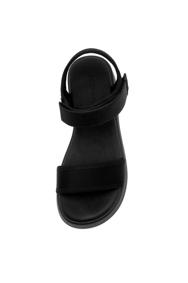 Nell 네오프렌 플랫폼 샌들 VS7069는 오픈토 디자인에 5.5cm 굽 높이의 편안한 착용감을 제공하는 여성 샌들입니다. 네오프렌 소재로 제작되어 부드러운 착용감을 선사하며, 벨크로형 여밈으로 간편하게 신고 벗을 수 있습니다. 블랙 색상에 무지 디자인으로 다양한 일상 스타일에 매치하기 좋으며, 봄, 여름 시즌에 활용하기 좋습니다.
