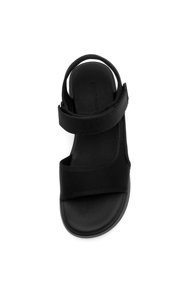 Nell 네오프렌 플랫 샌들 5.5cm - VS7068은 오픈토 디자인에 발등을 감싸는 스트랩으로 편안한 착용감을 선사합니다. 5.5cm 플랫폼 굽과 네오프렌 소재를 사용하여 여름철 일상에서 시원하고 스타일리시하게 연출하기 좋습니다. 블랙 컬러의 무지 디자인으로 어떤 룩에도 쉽게 매치할 수 있는 여성 샌들입니다.
