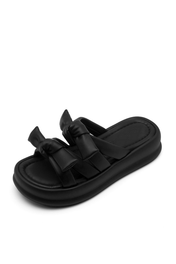 Vlogg Twins Bow Flatform 샌들 4.5cm -VS7074는 여성용 샌들로, 일상에서 편안하게 착용하기 좋습니다. Ivory, Silver, Black 세 가지 색상으로 출시되었으며, 부드럽고 신축성 있는 갑피와 라텍스 중창, 경량 디자인으로 편안한 착용감을 제공합니다. 4.5cm의 플랫폼 굽은 우수한 탄성과 충격 흡수 기능을 갖추고 있으며, 발볼이 넓은 분들은 한 사이즈 업을 권장합니다.
