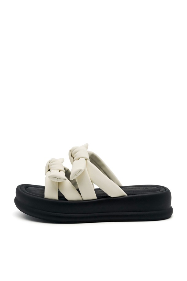 Vlogg Twins Bow Flatform 샌들 4.5cm - VS7074는 여성용 샌들로, 아이보리, 실버, 블랙 3가지 컬러로 출시되었습니다. 부드럽고 신축성 있는 갑피와 라텍스 중창, ZERUN Solight™ 아웃솔을 사용하여 편안한 착화감을 제공하며, 4.5cm 플랫폼 굽으로 다리 라인을 더욱 예쁘게 연출해 줍니다. 리본 패턴 디자인과 쿠셔닝, 경량, 충격 흡수 기능으로 일상에서 편안하게 착용할 수 있으며, 230mm부터 250mm까지 다양한 사이즈를 선택할 수 있습니다.
