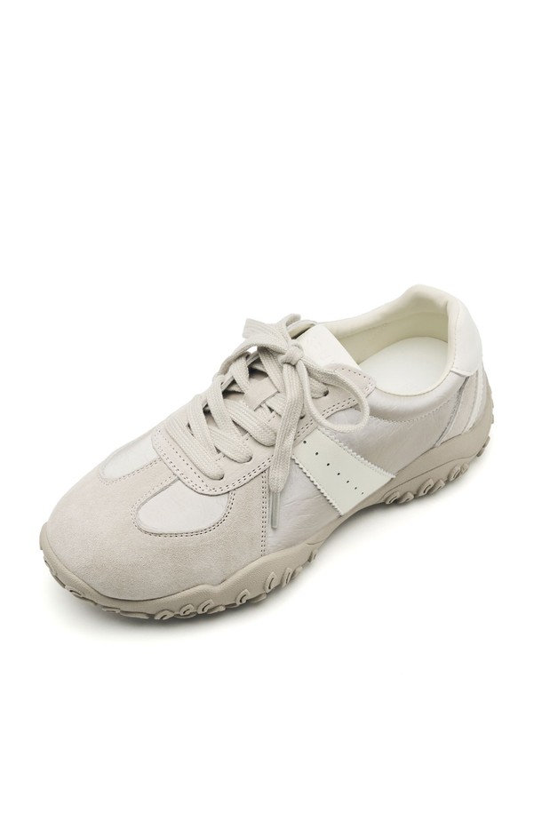 Cob Racer Leather 스니커즈는 여성용 캐주얼 스니커즈로, Light Beige와 Mud Pink 두 가지 컬러로 출시되었습니다. 천연가죽과 마이크로파이버 합성가죽을 사용하여 부드러운 착화감을 제공하며, 3.5cm 플랫 굽과 라운드 앞코 디자인으로 편안함을 더했습니다. 프리미엄 스웨이드 소재, 하이덴시티 인솔, 톤온톤 매칭 아웃솔, 핸드크래프트 제작으로 섬세함을 더했으며, 레이스업 스타일과 로우탑 디자인으로 봄, 여름, 가을 일상에서 폭넓게 활용하기 좋습니다.
