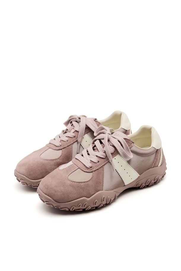 Cob Racer Leather 스니커즈 VS9063는 여성용 스니커즈로, Light Beige와 Mud Pink 두 가지 색상으로 출시되었습니다. 천연 가죽과 마이크로파이버 합성가죽 소재를 사용하여, 플랫 굽에 3.5cm의 굽높이로 제작되어 편안한 착용감을 제공합니다. 봄, 여름, 가을 계절에 어울리는 컨템포러리 로맨틱 스타일의 무지 디자인 스니커즈로, 레이스업 방식으로 착용하며, 발볼이 일반적인 핏입니다.
