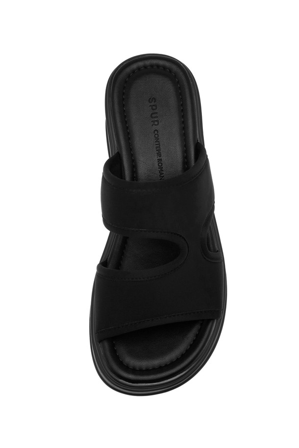 Nell 네오프렌 플랫폼 슬리퍼 샌들 (5.5cm, VS9034)은 편안함과 스타일을 모두 갖춘 여성용 신발입니다. 라운드 앞코 디자인에 블랙 컬러의 무지 패턴이 적용되었으며, 네오프렌, 합성가죽, 우레탄 소재로 제작되어 내구성과 쿠셔닝을 제공합니다. 5.5cm 플랫폼 굽과 라텍스 미드솔, 경량 디자인으로 편안한 착용감을 선사하며, 오픈형에 스트랩 디테일로 포인트를 더해 일상적인 스타일을 완성합니다.
