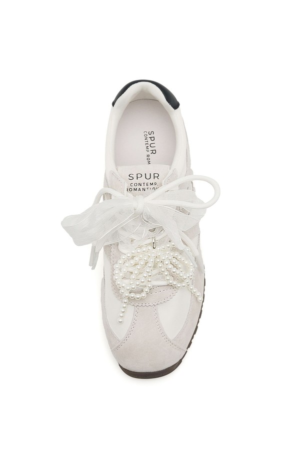 Cob Racer Leather 스니커즈 VS7070은 부드러운 가죽 소재로 제작되어 편안한 착용감을 선사합니다. 3.5cm 굽 높이의 플랫 디자인과 라운드 앞코, 레이스업 스타일로 일상 및 캐주얼룩에 잘 어울립니다. 화이트, 블랙 두 가지 컬러로 출시되어 봄, 여름, 가을 계절에 맞춰 다양한 스타일을 연출할 수 있습니다.
