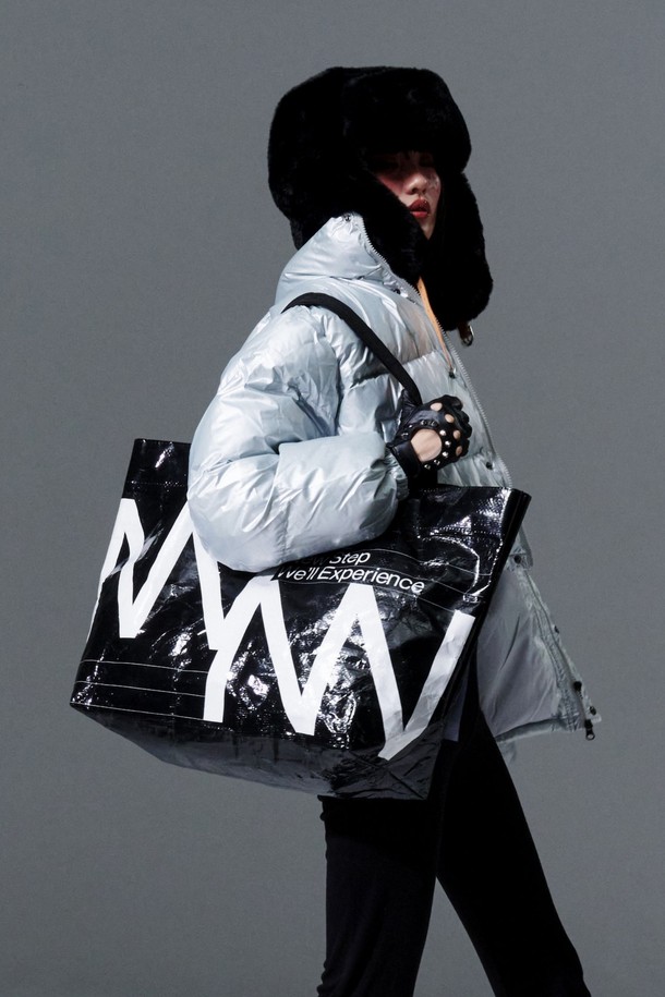 NSWE(엔에스더블유이) REUSABLE BAG - NSWBAGBK는 남성을 위한 미디엄 사이즈의 블랙 에코백입니다. 주름 패턴과 로고 디자인 장식이 돋보이며, PVC와 폴리에스테르 소재를 사용하여 방수 및 생활 방수 기능을 갖췄습니다. 내부 포켓과 대용량 수납이 가능하며, 이중 코팅과 광택 마감으로 고급스러움을 더했습니다. 오픈형 잠금 방식의 사각 디자인으로, 여행룩, 캠핑룩, 쇼핑룩 등 다양한 TPO에 미니멀, 캐주얼, 시티보이 스타일로 활용하기 좋습니다.
