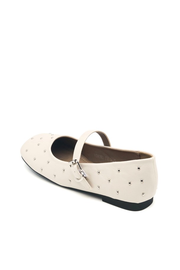 크림프 버클 메리제인 플랫 플랫슈즈 1cm -VS9060 (2color)는 여성용 플랫슈즈입니다. 스퀘어 앞코에 1cm 플랫 굽으로 편안함을 더했으며, 아이보리, 블랙 두 가지 색상으로 만나볼 수 있습니다. 메리제인 탑라인과 크림프 버클 디테일이 돋보이는 디자인으로, 봄, 여름, 가을 계절에 데이트룩, 카페룩, 쇼핑룩에 클래식, 미니멀, 캐주얼 스타일을 연출하기 좋습니다. 합성가죽 소재에 도트 무늬가 더해져 세련된 느낌을 줍니다. 버클 여밈으로 간편하게 착용할 수 있습니다.
