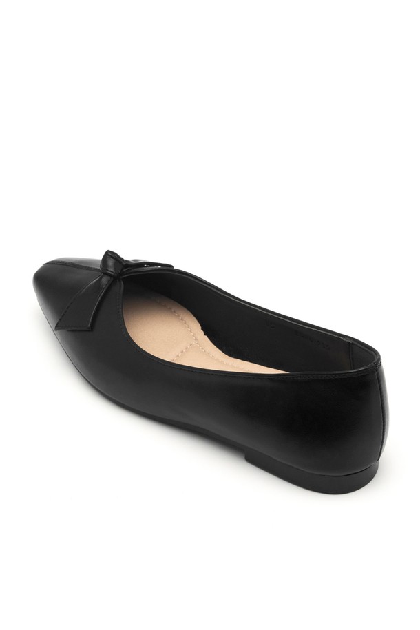 베로니카 오리가미 보우 플랫 플랫슈즈 1.5cm -VS8066 (5color)는 여성들을 위한 플랫슈즈입니다. 아이보리, 레드, 실버, 나일블루, 블랙 5가지 색상으로 출시되었으며, 일상생활에서 편안하게 착용할 수 있습니다. 스퀘어토 디자인에 1.5cm 굽으로 제작되었으며, 합성가죽과 마이크로파이버를 사용하여 부드러운 착화감을 선사합니다. 리본 장식과 쿠션 라텍스 중창, 유연한 TPR 고무 밑창, 핸드메이드로 제작되어 편안함과 스타일을 동시에 잡았습니다. 데이트룩, 카페룩, 쇼핑룩 등 다양한 스타일에 활용하기 좋으며, 클래식, 미니멀, 캐주얼 스타일을 즐기는 분들께 추천합니다.
