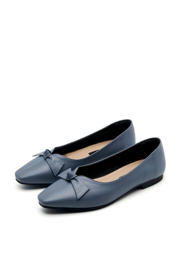 베로니카 오리가미 보우 플랫 플랫슈즈 1.5cm -VS8066 (5color)는 여성용 플랫슈즈로, 일상, 데이트룩, 카페룩, 오피스룩 등 다양한 TPO에 잘 어울립니다. 아이보리, 레드, 실버, 나일블루, 블랙 5가지 색상으로 출시되었으며, 굽 높이는 1.5cm입니다. 스퀘어토 디자인에 오리가미 리본 디테일이 돋보이며, 합성가죽 및 마이크로파이버 소재로 제작되었습니다. 쿠셔닝 라텍스 인솔, 유연한 몰드 솔, 경량 디자인으로 편안한 착용감을 선사하는 수제작 슬링백 플랫슈즈입니다.
