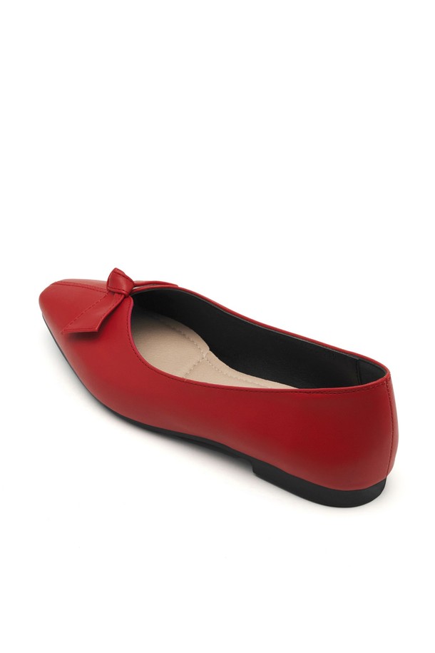 베로니카 오리가미 보우 플랫 플랫슈즈 1.5cm -VS8066 (5color)는 여성용 플랫슈즈입니다. 데이트룩, 카페룩, 쇼핑룩에 어울리며 클래식, 미니멀, 캐주얼 스타일을 연출하기 좋습니다. 굽 높이는 1.5cm이며, 앞코는 스퀘어 형태로 제작되었습니다. 무지 패턴의 레드 색상으로 제작되었으며, 합성가죽 소재와 리본 장식이 특징입니다. 오픈형 디자인으로 편안하게 착용할 수 있습니다.
