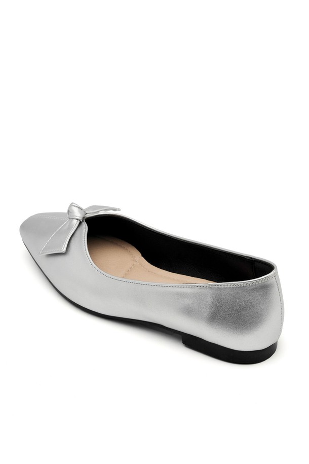 베로니카 오리가미 보우 플랫 플랫슈즈 1.5cm -VS8066 (5color)는 여성용 플랫슈즈입니다. 아이보리, 레드, 실버, 나일블루, 블랙 5가지 색상으로 출시되었으며, 일상생활에서 편안하게 착용할 수 있습니다. 스퀘어토 디자인에 합성가죽과 마이크로파이버 소재를 사용하여 부드러운 착용감을 선사하며, 1.5cm 굽 높이의 플랫 슈즈입니다. 리본 장식과 슬링백 스타일이 특징이며, 라텍스 쿠션과 유연한 TPR 고무창으로 편안함을 더했습니다. 데이트룩, 카페룩, 쇼핑룩 등 다양한 상황에 어울리는 클래식, 미니멀, 캐주얼 스타일의 플랫슈즈입니다.
