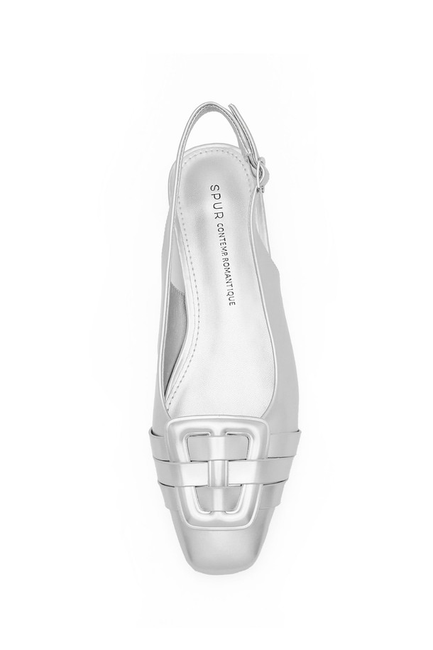 루나 버클 슬링백 펌프스 4cm -VS9085는 클래식, 미니멀, 시크 스타일을 추구하는 여성들을 위한 슬링백 펌프스입니다. 부드러운 합성가죽 소재로 제작되었으며, 4cm 로우힐 굽과 스퀘어 토 디자인으로 편안함과 세련됨을 동시에 잡았습니다. 버클 디테일이 돋보이며, 블랙, 베이지, 실버 3가지 컬러로 출시되어 데이트룩, 카페룩, 출근룩 등 다양한 TPO에 맞춰 폭넓게 활용할 수 있습니다. 봄, 여름 시즌에 어울리는 슬링백 스트랩 디자인은 발을 안정적으로 잡아주어 편안한 착용감을 선사합니다.
