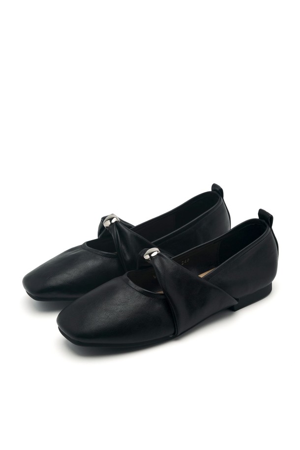 Elise Soft Twist Strap Flats (엘리스 소프트 트위스트 스트랩 플랫 슈즈 1.5cm) - VA9039는 부드러운 소프트 레더 타입의 여성 플랫슈즈입니다. 라운드 토우 디자인에 1.5cm 플랫 굽으로 편안함을 더했으며, 아이보리, 블랙 두 가지 색상으로 출시되었습니다. 일상, 데이트룩, 쇼핑룩 등 다양한 TPO에 미니멀, 클래식, 캐주얼 스타일로 연출하기 좋습니다. 발등을 감싸는 고무 밴드 디자인과 로우컷 탑라인이 특징이며, 수제작으로 제작되어 프리미엄 박스 포장으로 제공됩니다.
