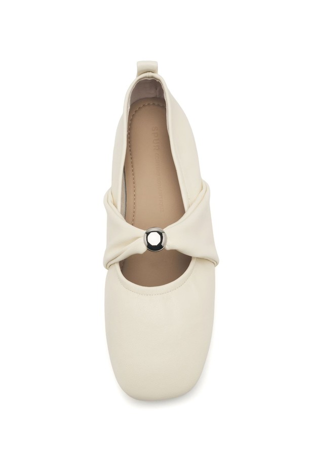 "Elise Soft Twist Strap Flats" 플랫 슈즈 1.5cm -VA9039 (2color)는 부드러운 트위스트 스트랩 디자인이 돋보이는 여성 플랫 슈즈입니다. 아이보리와 블랙 두 가지 색상으로 출시되어 데일리룩, 캐주얼룩에 모두 잘 어울립니다. 1.5cm 플랫 굽에 스퀘어토 디자인으로 편안함과 세련된 스타일을 동시에 잡았습니다. 합성가죽과 마이크로파이버 소재를 사용하여 제작되었으며, 라텍스 쿠션 인솔, 유연한 아웃솔, 충격 흡수 기능으로 편안한 착용감을 제공합니다. 핸드메이드 제작으로 섬세함을 더했으며, 고무밴드 디테일로 편안한 착용감을 선사합니다.
