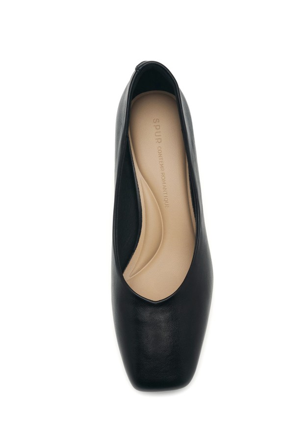 Lily Minimal Comfort Pumps (릴리 미니멀 컴포트 펌프스) 5.5cm -VA9027는 미니멀하고 모던한 스타일을 추구하는 여성들을 위한 펌프스입니다. 베이지, 아이보리, 블랙 3가지 색상으로 출시되었으며, 사계절 내내 오피스룩, 출근룩에 활용하기 좋습니다. 부드러운 인조가죽 소재에 스퀘어토 디자인이 특징이며, 5.5cm 미들힐로 편안한 착용감을 제공합니다. 쿠션감 있는 미드솔, 논슬립 아웃솔, 라텍스 쿠셔닝, 뒷부분 소프트 패딩, 핸드메이드 공법으로 제작되어 편안함과 안정성을 더했습니다.
