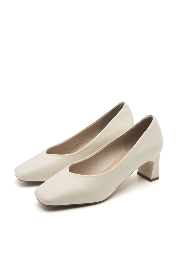 Lily Minimal Comfort Pumps 펌프스 5.5cm -VA9027 (3color)는 여성용 펌프스로, 미니멀하고 시크한 스타일을 추구하는 분들을 위한 데일리 슈즈입니다. 베이지, 블랙, 화이트 세 가지 색상으로 출시되어 출근룩, 오피스룩, 데이트룩 등 다양한 TPO에 맞춰 활용할 수 있습니다. 스퀘어 앞코 디자인에 5.5cm 미들힐 굽으로 편안함과 스타일을 동시에 잡았으며, 합성가죽 소재로 제작되었습니다. 무지 디자인으로 어떤 옷에도 잘 어울리며, 오픈형으로 시원하게 신을 수 있습니다. 봄, 여름, 가을 계절에 적합합니다.
