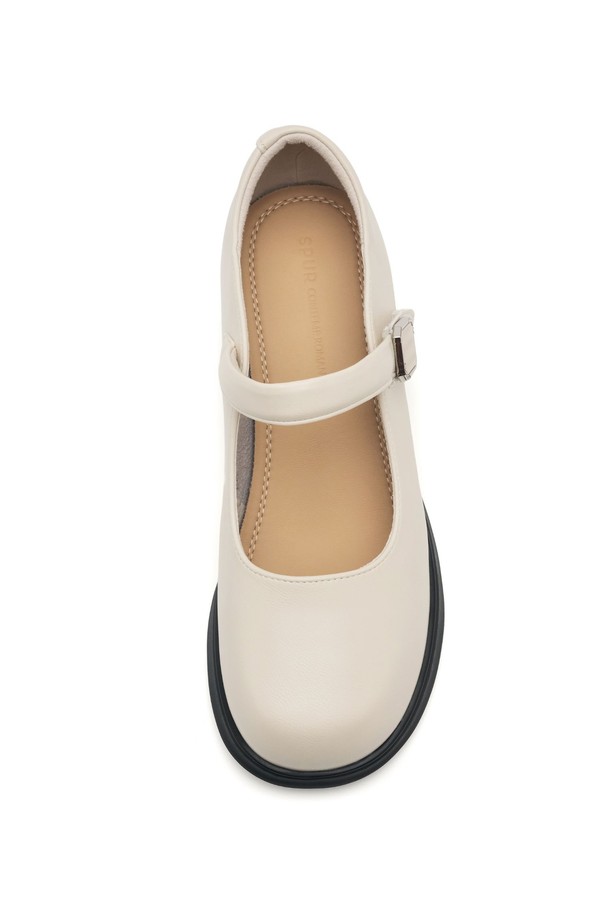 Odd 메리제인 펌프스 5.5cm -VA9032 (2color)는 여성 고객을 위한 신발입니다. 라운드 토 디자인에 5.5cm 미들힐 굽으로 제작되어 편안한 착화감을 제공합니다. 메리제인 스트랩 디자인이 특징이며, 봄, 여름, 가을 계절에 어울리는 아이템입니다. 데이트룩, 카페룩, 모임룩 등 다양한 TPO에 클래식, 미니멀, 걸리시 스타일로 연출하기 좋습니다. 2가지 색상으로 출시되어 폭넓은 선택이 가능합니다.
