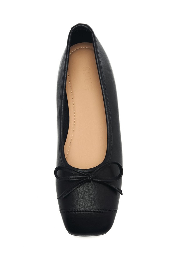 Rave (레이브) 리본 플랫슈즈 1.5cm -UA9037는 여성용 플랫슈즈입니다. 1.5cm 굽 높이의 라운드 앞코 디자인으로, 아이보리, 카멜, 레드, 브라운, 블랙 5가지 색상으로 출시되었습니다. 일상, 데이트룩, 모임룩, 클래식, 미니멀, 걸리시 스타일에 잘 어울립니다. 부드러운 합성가죽 소재에 슬립온 스타일로 편안하게 착용 가능하며, 리본 디테일이 여성스러운 포인트를 더합니다. 수제화로 제작되었으며, 프리미엄 박스 포장으로 소장 가치를 높였습니다. 발볼이 넓은 고객은 한 사이즈 업을 권장합니다.
