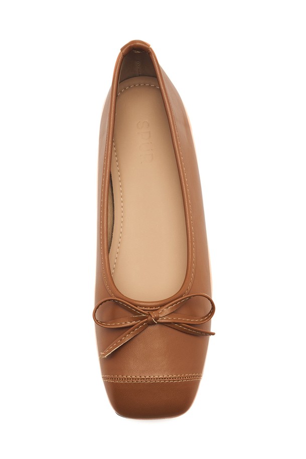 Rave (레이브) 리본 플랫슈즈 1.5cm -UA9037는 여성스러운 무드를 연출하는 플랫슈즈입니다. 아이보리, 카멜, 레드, 브라운, 블랙의 5가지 다채로운 색상으로 출시되어 데이트룩, 모임룩 등 다양한 TPO에 활용 가능합니다. 스퀘어 앞코 디자인에 1.5cm 플랫 굽으로 편안함을 더했으며, 리본 디테일이 걸리시한 스타일을 완성합니다. 합성가죽 소재로 제작되었으며, 수제화 특유의 섬세함이 돋보입니다. 넓은 발볼을 가진 고객은 한 사이즈 업을 권장합니다.
