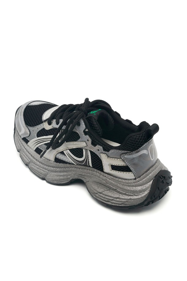 STARDUST SNEAKERS -CL0704 (2color)는 여성용 스니커즈로, 캐주얼, 미니멀, 클래식 스타일을 선호하는 분들을 위한 아이템입니다. 일상생활은 물론, 산책룩에도 잘 어울리는 디자인으로 사계절 내내 활용 가능합니다. 편안한 플랫 굽에 끈으로 여미는 디자인이 특징이며, 다양한 스타일에 매치하기 용이합니다. 두 가지 색상으로 출시되어, 고객의 취향에 맞는 선택이 가능합니다.
