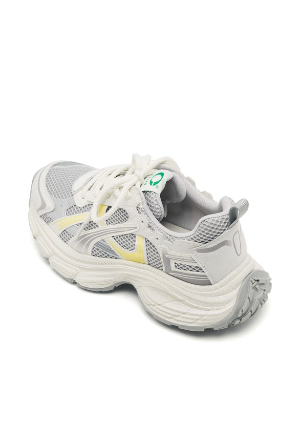 STARDUST 스니커즈 -CL0704 (2color)는 여성들을 위한 캐주얼, 스포티, 미니멀 스타일의 운동화입니다. 일상 및 산책룩에 적합하며, 화이트와 블랙 두 가지 색상으로 출시되었습니다. 메쉬, 합성가죽, 폴리우레탄, 고무 등 다양한 소재를 사용하여 제작되었으며, 6cm 통굽으로 편안한 착용감을 제공합니다. 멀티컬러 패턴과 끈으로 여미는 디자인이 특징이며, 재귀반사 기능으로 안전성을 더했습니다. 메쉬 안감으로 통기성을 높여 쾌적함을 유지해 줍니다.
