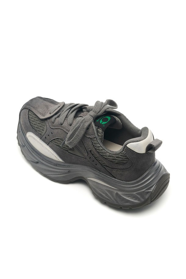 GLOWWIN SNEAKERS -CL0703 (2color)는 여성용 스니커즈로, 일상생활에서 폭넓게 활용할 수 있습니다. 봄, 여름, 가을, 겨울 사계절 모두 착용 가능하며, 무지 디자인에 끈으로 여미는 스타일입니다. 플랫 굽으로 편안함을 제공하며, 출근룩이나 산책룩에 캐주얼, 미니멀, 클래식 스타일을 더해줍니다. 다양한 스타일에 매치하여 개성 있는 연출을 완성해보세요.
