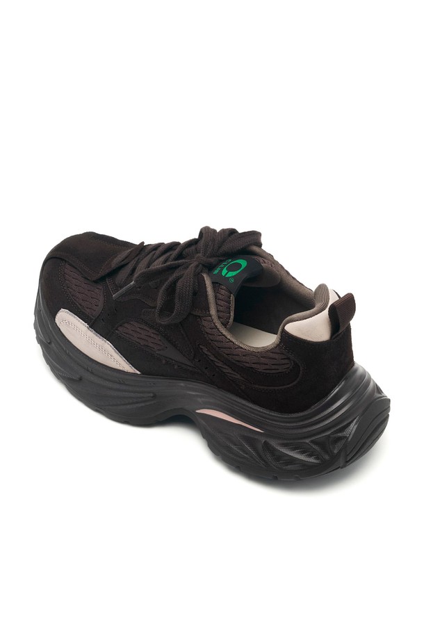 GLOWWIN 스니커즈 -CL0703 (2color)는 여성용 운동화입니다. 초콜릿, 다크 그레이 두 가지 색상으로 출시되었으며, 일상, 산책룩에 어울리는 클래식, 미니멀, 캐주얼 스타일을 연출할 수 있습니다. 소가죽, 스웨이드, 메쉬, 합성가죽, 고무 등 다양한 소재를 사용하여 빈티지한 멋을 더했습니다. 안감은 메쉬 소재이며, 플랫 굽 타입의 무지 디자인입니다.
