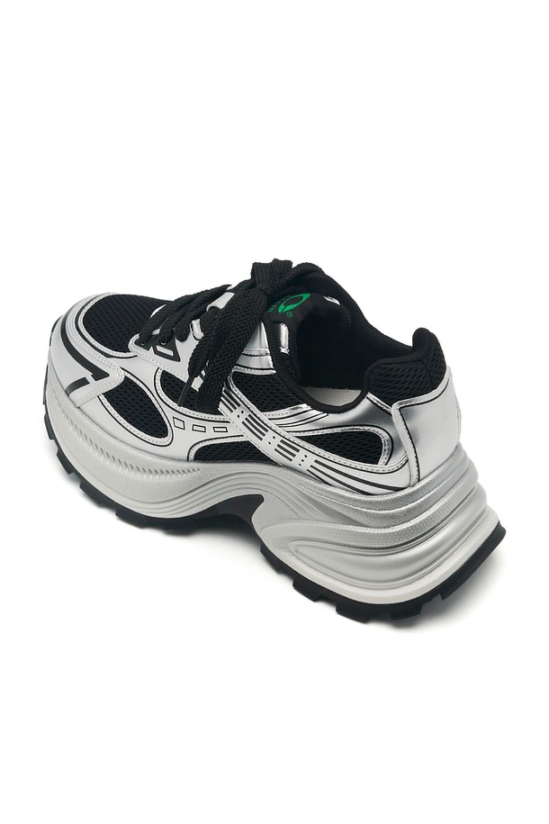 COSHER 스니커즈 - CL0702 (2color)는 여성용 운동화로, 캐주얼, 미니멀, 스포티한 스타일을 연출하기 좋습니다. 라운드 토 디자인에 실버와 블랙 두 가지 색상으로 출시되었으며, 산책룩에 어울립니다. 소가죽, 폴리우레탄, 고무, 폴리에스터, 메쉬 등 다양한 소재를 사용하여 제작되었으며, 메쉬 안감과 컬러블록 패턴이 특징입니다. 끈으로 여미는 스타일이며, 통굽 디자인과 재귀반사 기능으로 편안함과 안전성까지 갖췄습니다.
