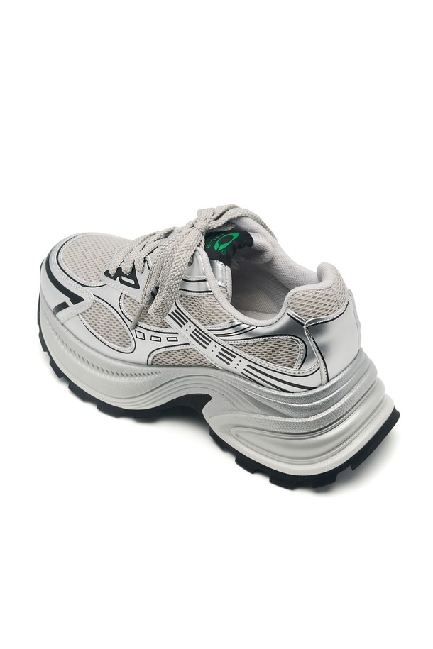 COSHER 스니커즈 -CL0702는 실버와 블랙 두 가지 색상으로 출시된 여성 스니커즈입니다. 메쉬, 폴리에스테르, 인조가죽, 고무 소재를 사용하여 제작되었으며, 통굽 디자인과 배색 패턴이 특징입니다. 산책룩과 러닝룩에 잘 어울리며, 스포티, 미니멀, 캐주얼 스타일을 연출하기 좋습니다. 안감은 메쉬 소재로 통기성을 높였으며, 리플렉티브 및 광택 디테일로 포인트를 더했습니다.
