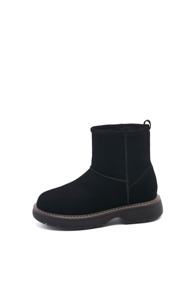 Lomft (롬프트) 소가죽 퍼 미들 부츠 4cm -UA9086는 여성 고객을 위한 미들 부츠입니다. 부드러운 소가죽 소재와 따뜻한 퍼 안감으로 가을, 겨울 시즌에 착용하기 좋습니다. 라운드 앞코와 4cm 미들힐 디자인으로 편안함과 스타일을 동시에 잡았습니다. 블랙, 브라운, 베이지 3가지 색상으로 출시되었으며, 지퍼형으로 간편하게 신고 벗을 수 있습니다. 클래식, 미니멀, 시크 스타일의 출근룩, 모임룩, 데이트룩에 다양하게 매치하여 세련된 분위기를 연출해보세요.
