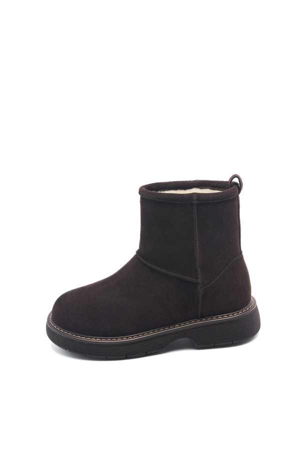 Lomft(롬프트) 소가죽 퍼 미들 부츠 4cm -UA9086 (3color)는 여성용 미들 부츠입니다. 부드러운 소가죽 소재에 4cm 미들힐로 제작되어 편안한 착용감을 선사합니다. 안감은 퍼(Fur)로 마감하여 보온성을 높였으며, 가을과 겨울철에 따뜻하게 신을 수 있습니다. 무지 디자인으로 클래식, 미니멀, 시크 스타일을 연출하기 좋으며, 출근룩이나 모임룩에 활용하기 좋습니다. 3가지 컬러 옵션으로 제공되어 다양한 스타일에 매치할 수 있습니다.
