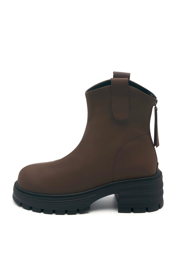 Balencia(발렌시아) 러기드 솔 앵클 부츠 7cm -VA9011 (2color)는 미니멀하고 시크한 스타일을 추구하는 여성들을 위한 앵클 부츠입니다. 부드러운 인조가죽, 스웨이드, 고무 소재를 사용하여 가을과 겨울에 따뜻하고 편안하게 착용할 수 있습니다. 라운드 토우 디자인에 7cm 청키힐로 안정적인 착화감을 제공하며, 러기드 아웃솔이 스타일리시함과 동시에 충격 흡수 기능을 더합니다. 블랙과 브라운 두 가지 색상으로 출시되어 출근룩, 모임룩 등 다양한 TPO에 맞춰 미니멀, 클래식, 스트리트 스타일을 연출할 수 있습니다. 안감은 스웨이드로 마감했으며, 지퍼 여밈으로 신고 벗기 편리합니다.
