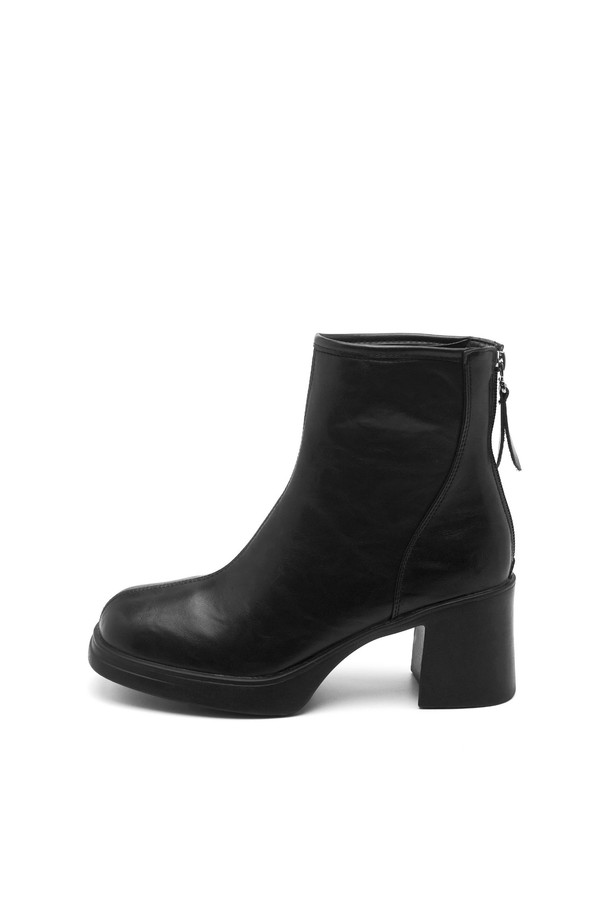 Valen(발렌) 스퀘어 토 앵클 부츠 VA9010은 여성 고객을 위한 신발입니다. 브라운과 블랙 2가지 색상으로 출시되었으며, 가을과 겨울에 착용하기 좋습니다. 7.5cm 굽 높이에 청키힐 디자인으로 안정감을 더했으며, 스퀘어 토와 백지퍼 디테일로 심플하면서도 시크한 매력을 선사합니다. 합성가죽과 스웨이드 소재를 사용하여 고급스러운 느낌을 주며, 안감 또한 스웨이드로 마감하여 부드러운 착용감을 제공합니다. 출근룩, 모임룩, 데이트룩 등 다양한 TPO에 클래식, 미니멀, 시크한 스타일을 연출하기 좋은 아이템입니다.
